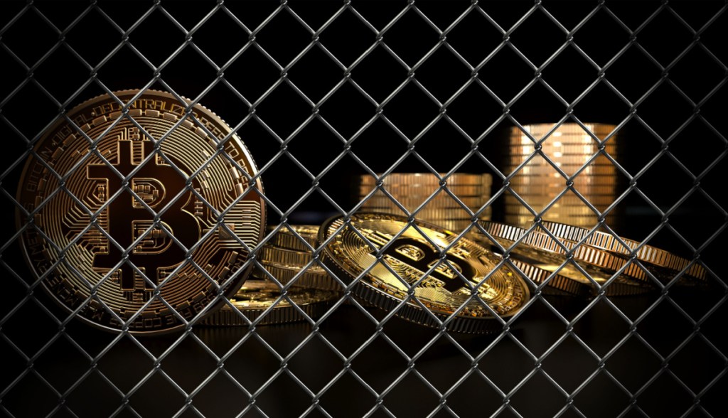 Imagem da matéria: Manhã Cripto: EUA lançam ofensiva contra Coinbase, criador da rede Tron e celebridades; Bitcoin cai após aumento de juros