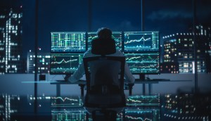 Imagem panorâmica mostra por trás de um trader operando mercado