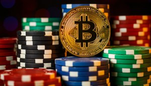 Moeda de bitcoin BTC se destaca entre fichas coloridas de cassino