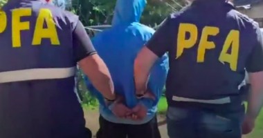 Agentes da Polícia Federal da Argentina levando suspeito até viatura