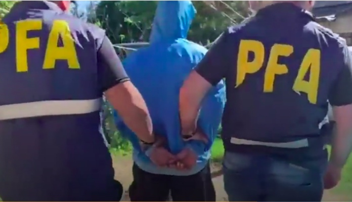 Agentes da Polícia Federal da Argentina levando suspeito até viatura