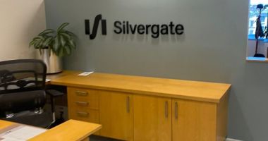 Imagem da matéria: Investidor mostra banco Silvergate vazio e prevê quebra: "Ficarei surpreso se continuar aberto"
