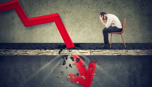 Seta vermelha perfurando chão