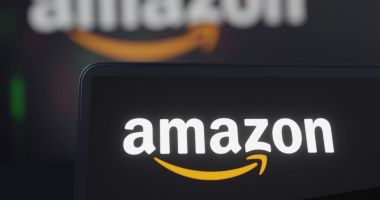 Celular com logotipo da Amazon