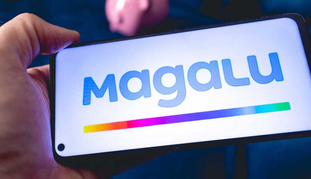 Tela de celular com logotipo do Magalu