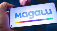 Tela de celular com logotipo do Magalu