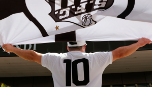 Camisa 10 de costas levanta bandeira do Santos F.C.