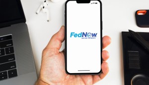 Smartphone mostra logotipo do FedNow sistema de pagamentos instantâneos dos EUA