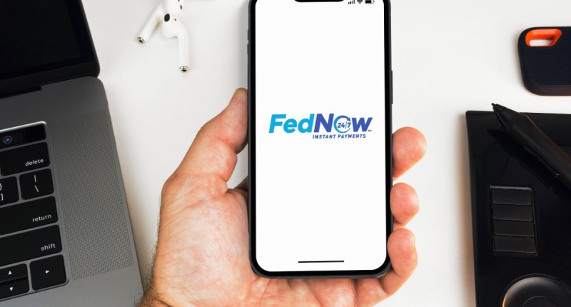 Smartphone mostra logotipo do FedNow sistema de pagamentos instantâneos dos EUA