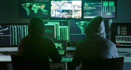 hackers em frente a computadores