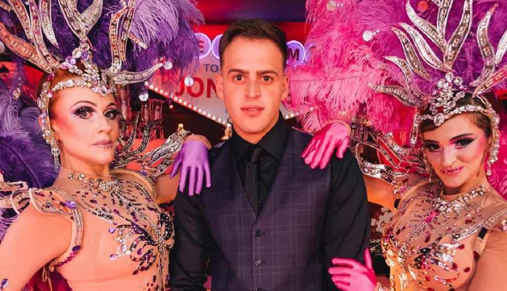 Imagem da matéria: Jon Vlogs, o influencer por trás da Blaze que anda com segurança e é parça de Neymar