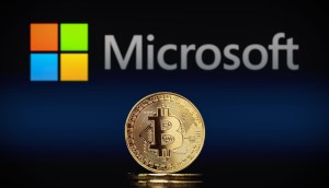 Moeda de Bitcoin à frente de logo da Microsoft