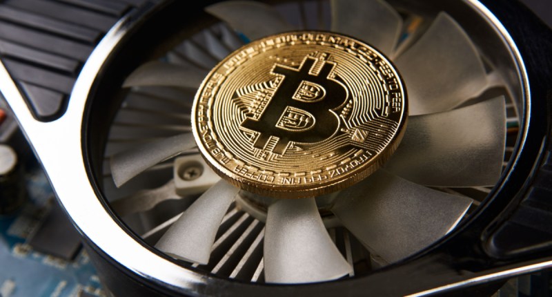moeda de bitcoin no centro de um cooler de minerador