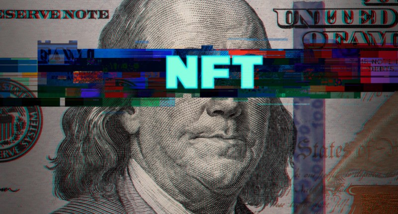 Faixa borrada com sigla NFT sob nota de dólar