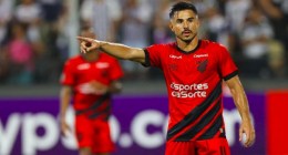 William Bigode durante partida de futebol defendendo o Club Athletico Paranaense