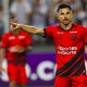 William Bigode durante partida de futebol defendendo o Club Athletico Paranaense