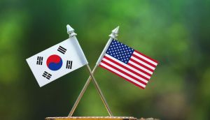 Bandeiras cruzadas de EUA e Coreia do Sul