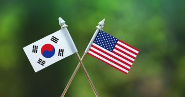 Bandeiras cruzadas de EUA e Coreia do Sul