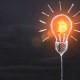 Ilustração de uma lâmpada flamejando B de bitcoin