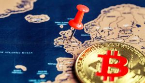 Moeda de Bitcoin sob mapa da Europa- taxinha aponta para Reino Unido -UK
