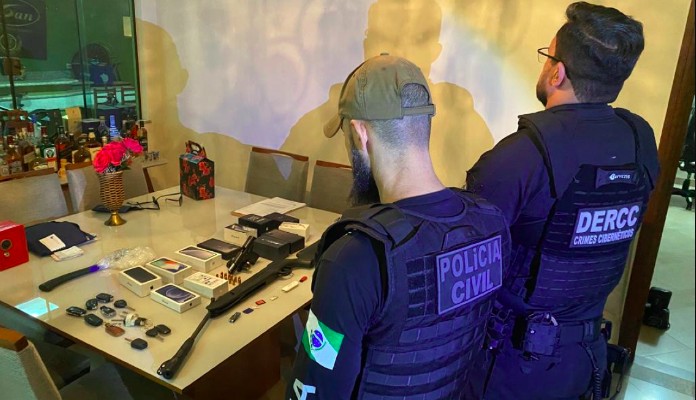 Policiais da PCPR e DERCC posam à frente de aparelhos apreendidos