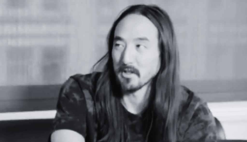 Dj Steve Aoki em preto e branco
