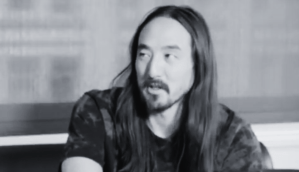 Dj Steve Aoki em preto e branco