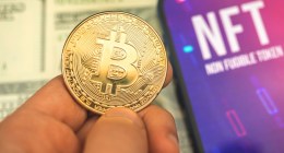 moeda de bitcoin ao lado de tela com sigla NFT