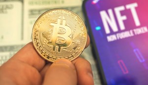 moeda de bitcoin ao lado de tela com sigla NFT