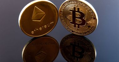 moedas de bitcoin e ethereum sobre mesa envernizada