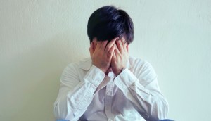 trader triste esconde o rosto com mãos