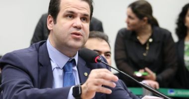 Deputado Aureo Ribeiro de terno e gravata em sessão na Câmara dos Deputados