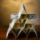 Dólares equilibrados formam uma pirâmide