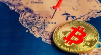 Moeda de Bitcoin sobre mapa que aponta para os EUA