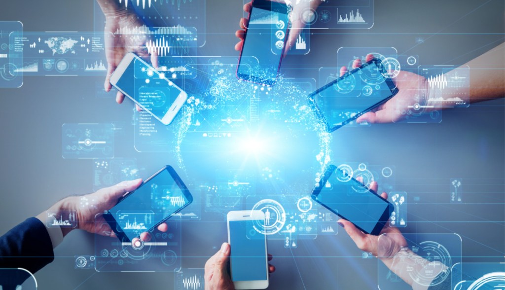 Roda de pessoas que apontam seus smartphones para o mesmo lugar