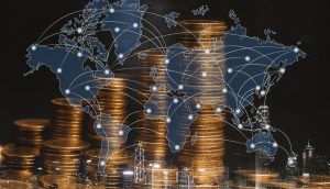 Pilha de moedas ao fundo de ilustração do globo terrestre