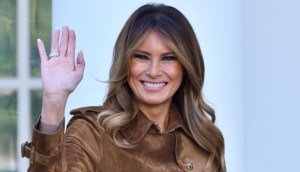 Melania trump acena em foto
