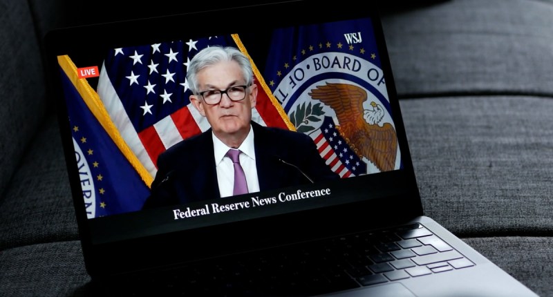 Jerome Powell, presidente do Fed, mostrado em tela de computador