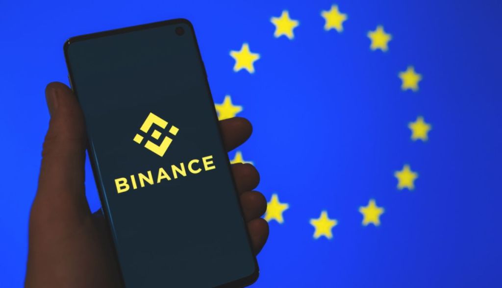 Imagem da matéria: Binance perde parceiro bancário na Europa e apressa usuários a converter fundos