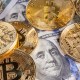 mescla de dólares e moedas de bitcoin sobre a mesa