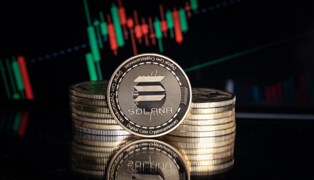 moeda solana com grafico no fundo