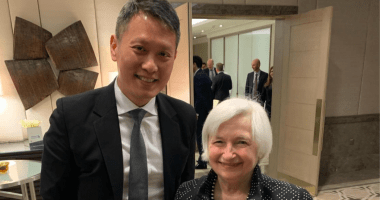 Richard Teng, executivo da Binance, ao lado de Janet Yellen, secretária dos EUA
