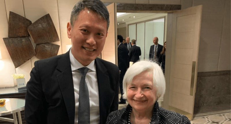 Richard Teng, executivo da Binance, ao lado de Janet Yellen, secretária dos EUA
