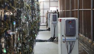 Imagem da matéria: Líbia desmonta operação clandestina de mineração de Bitcoin e prende 50 chineses