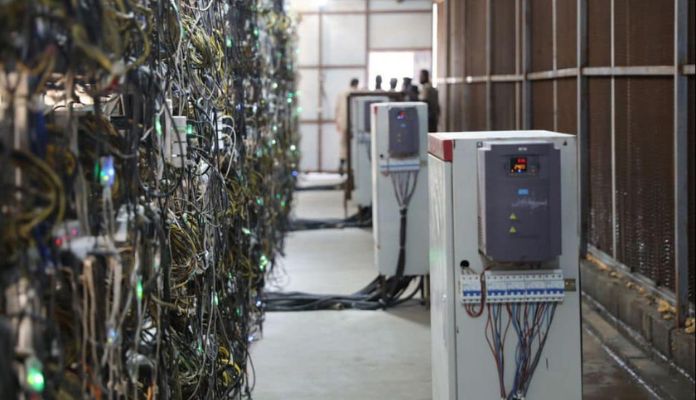 Imagem da matéria: Líbia desmonta operação clandestina de mineração de Bitcoin e prende 50 chineses