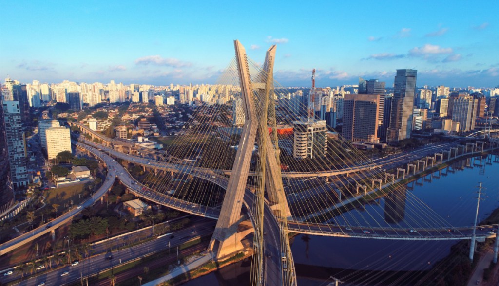vista aérea da Ponte Estaiada em São Paulo