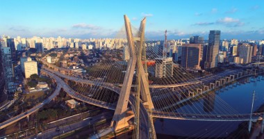 vista aérea da Ponte Estaiada em São Paulo