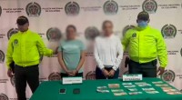 Polícia da Colômbia posa em foto com presas em Medellín