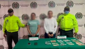 Polícia da Colômbia posa em foto com presas em Medellín