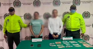 Polícia da Colômbia posa em foto com presas em Medellín